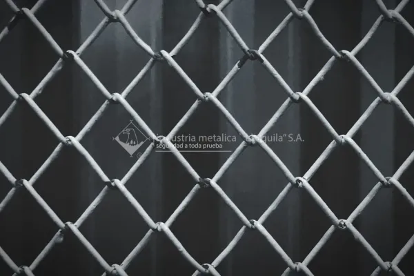 Cómo proteger un terreno vacío mientras construye en Guatemala