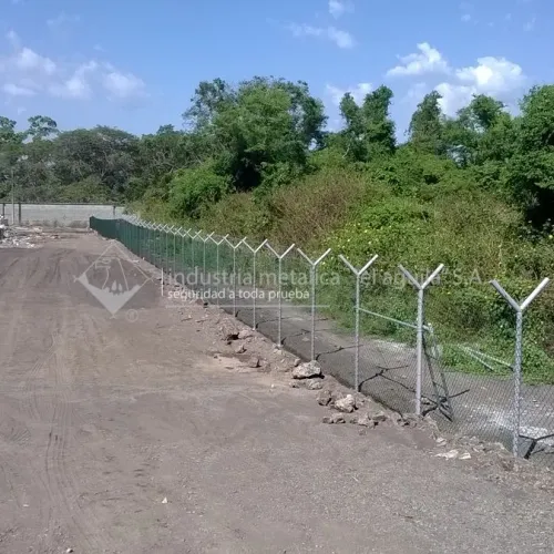 Proyecto de cerco perimetral instalado por Industria Metálica El Aguila