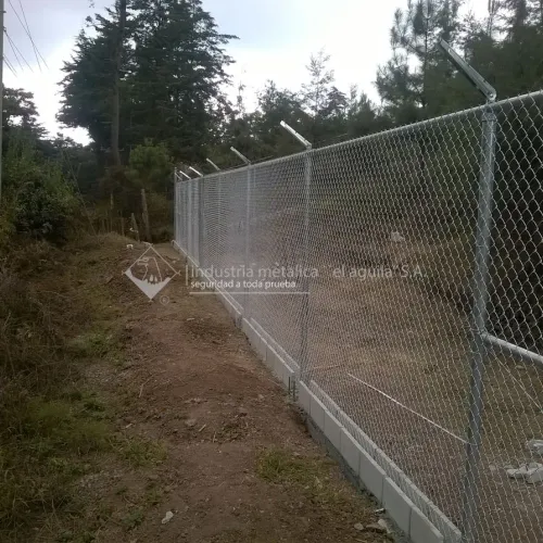 Instalación de malla galvanizada tipo ciclón El Aguila Guatemala